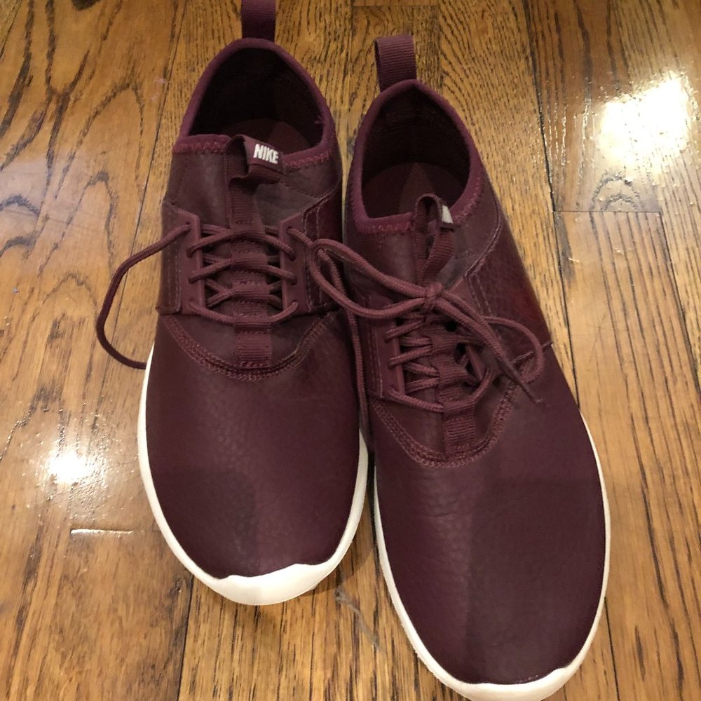 Women's Nike Shoes - 7.5